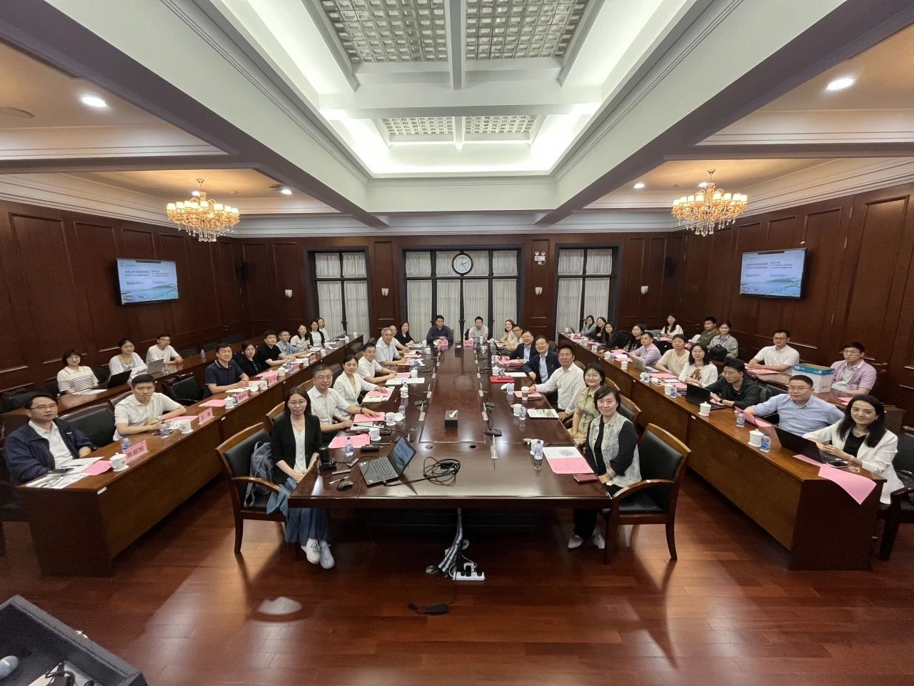 “深耕土地整治创新路，共谱沪派江南新乐章”专家研讨会暨中国青年入乡新趋势 2025 年度调研报告发布会在沪召开